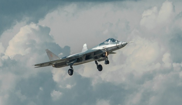 Ttiêm kích Sukhoi T-50 có chiều dài 19.8 m, sải cánh 14 m, chiều cao 6,5 mét, trọng lượng không tải 18.000 kg.